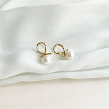 Load image into Gallery viewer, NORA 18K GOLD VERMEIL PEARL EARRINGS
